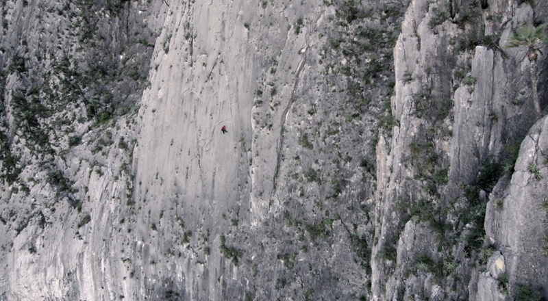 Illustration for article titled Real life Spider-Man climbs 1500-foot wall with no equipment whatsoever